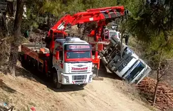 Adana Kozan'da Tomruk Kamyonu Devrildi, Sürücü Yaralı