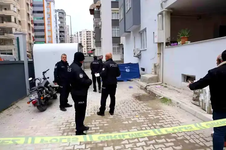 Adana'da Cam Temizliği Faciası: Kadın 13. Kattan Düştü