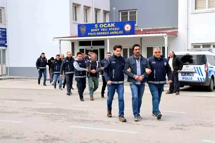 Adana'da Göçmen Kaçakçılığı Operasyonu: 3 Tutuklama
