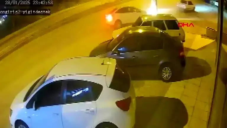 Adana Kozan'da Park Halindeki Araçlara Çarpma Kazası