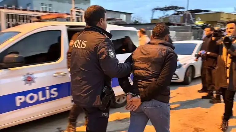 Adana'da 25 Uyuşturucu Şüphelisi Gözaltında